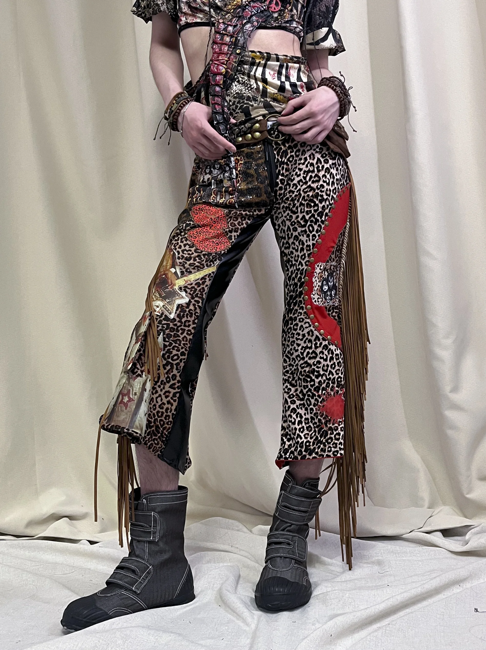 

Брюки-клеш Ree Project Psychec Ro с асимметричным краем и длинными бахромами, универсальные, облегающие, с завышенной талией