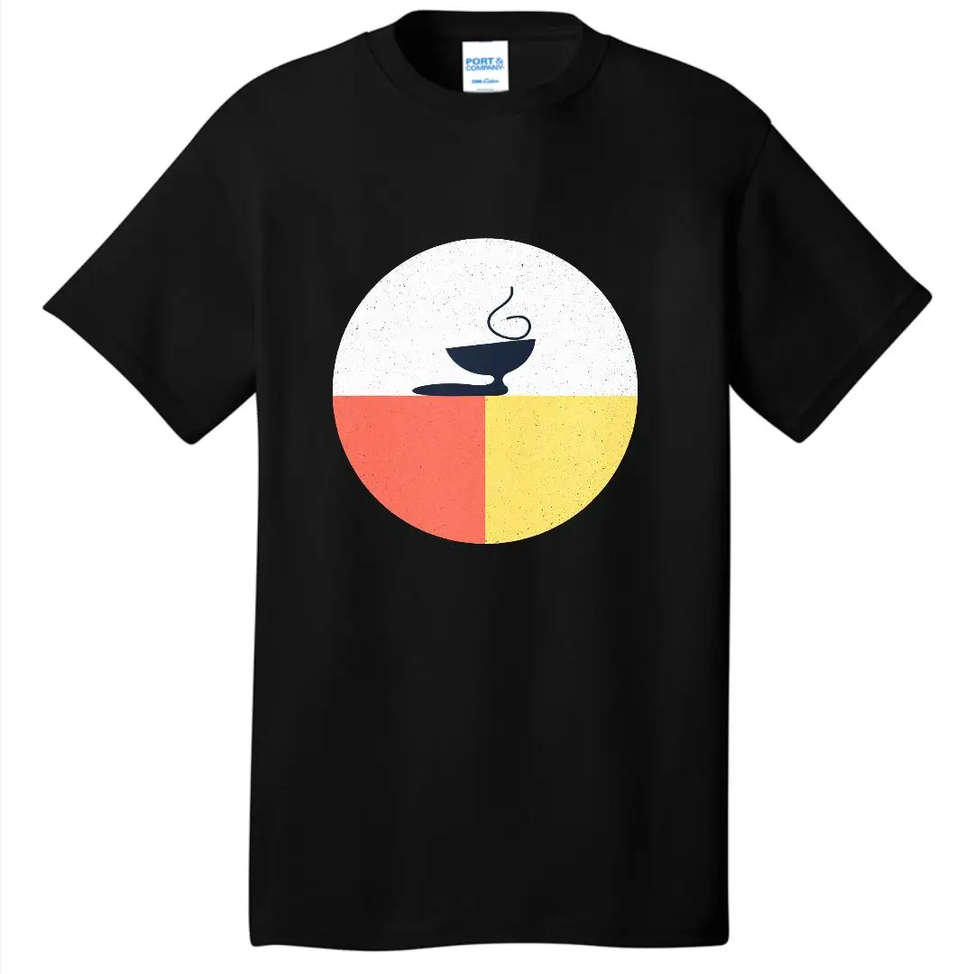 تي شيرت أبيض مع رسومات دائرية على الأمام: دائرة مزخرفة باللون الرمادي الفاتح، فنجان شاي أسود مع بخار، خط عمودي يقسم إلى اليسار #3