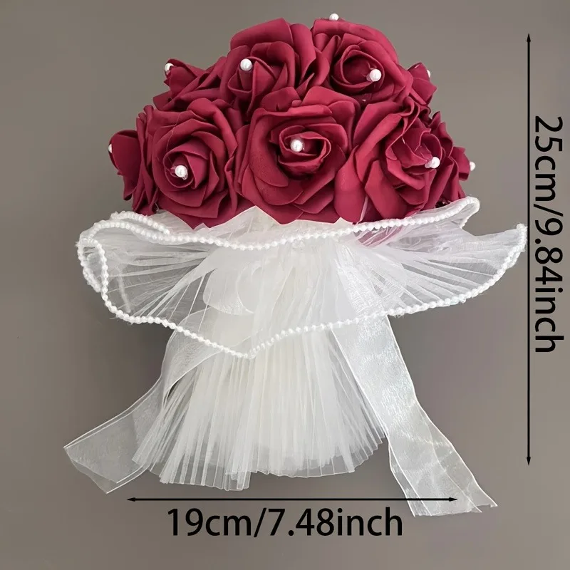 Une robe de mariée ornée de belles perles et captivantes, entourée de bouquets artificiels en forme de rose tenu dans les mains