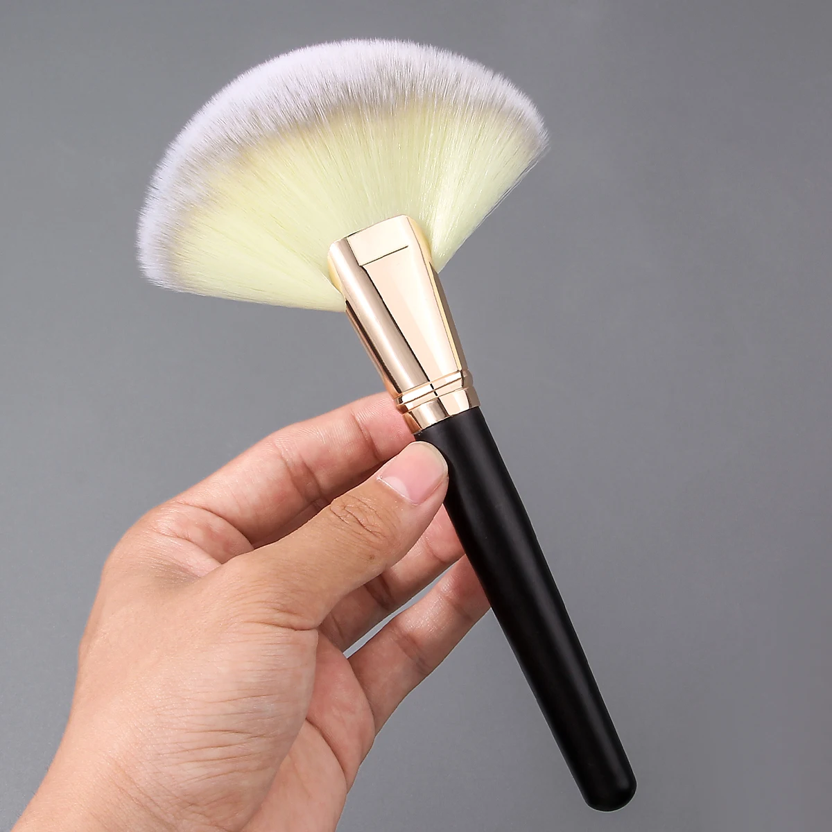 1pc extra large three-color hair fan brush beauty special soft brush brush brush loose brush beginner beauty tool