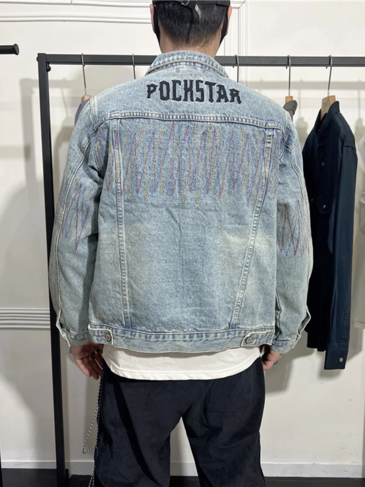 

Мужская повседневная джинсовая куртка в стиле ретро в американском стиле с вышивкой и рваным дизайном, приталенная рабочая одежда, молодежный тренд