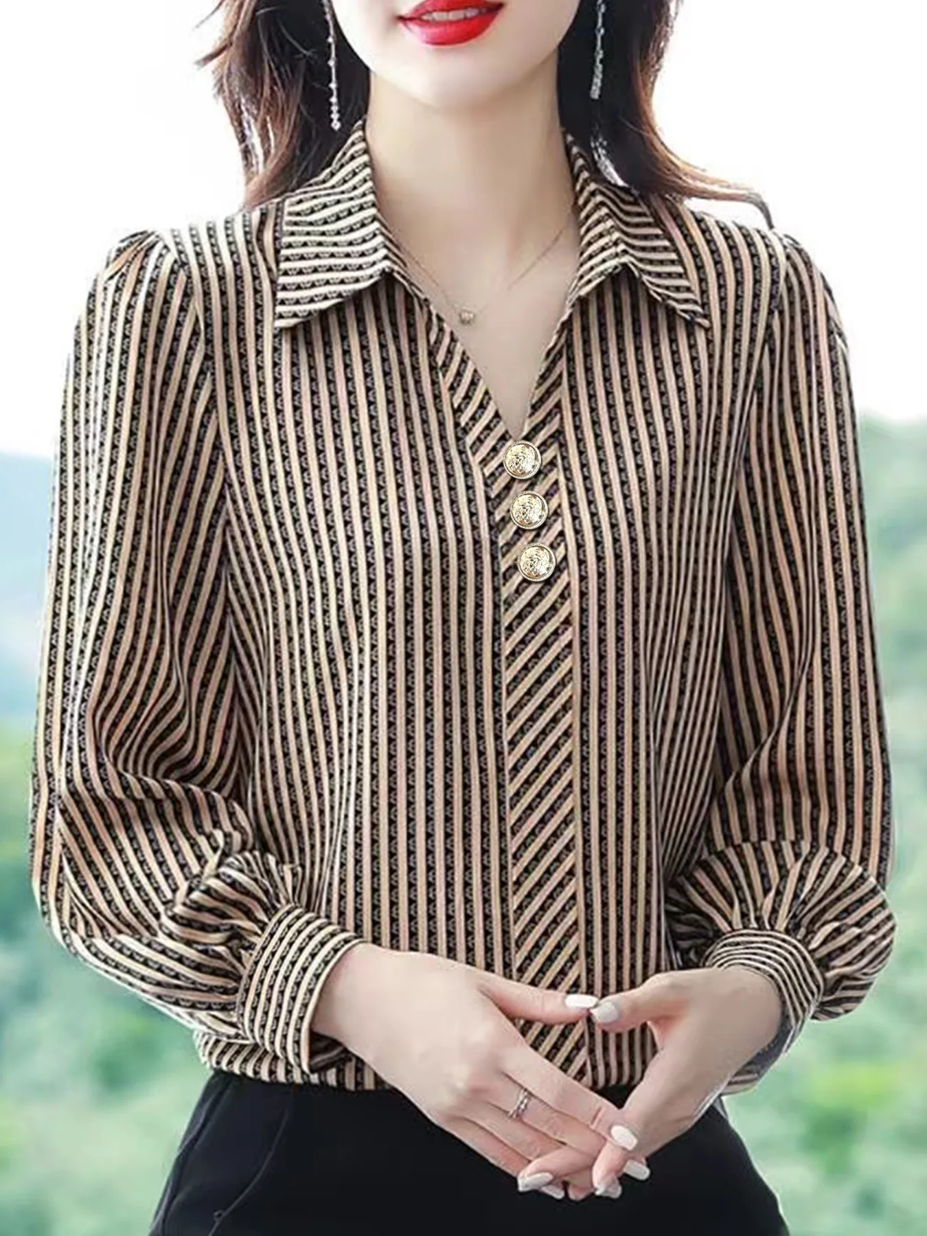 

Striped shirt for women; fashionable mom outfit; loose ladies' blouse; top shirt.
