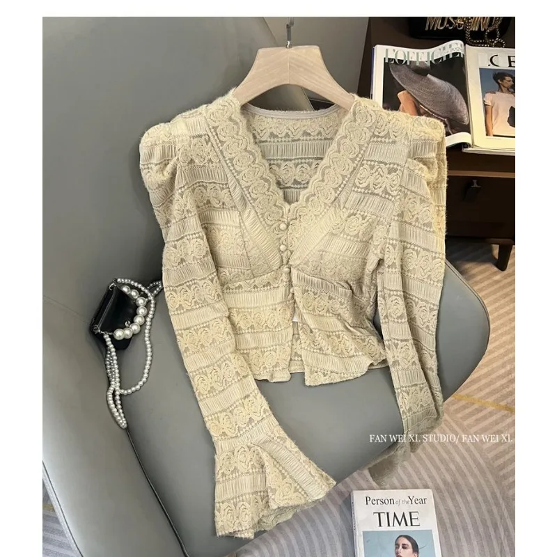 

Ранняя весна, новый стиль, французская ретро-темпераментная утягивающая кружевная рубашка с v-образным вырезом, женская рубашка с коротким низом, топ