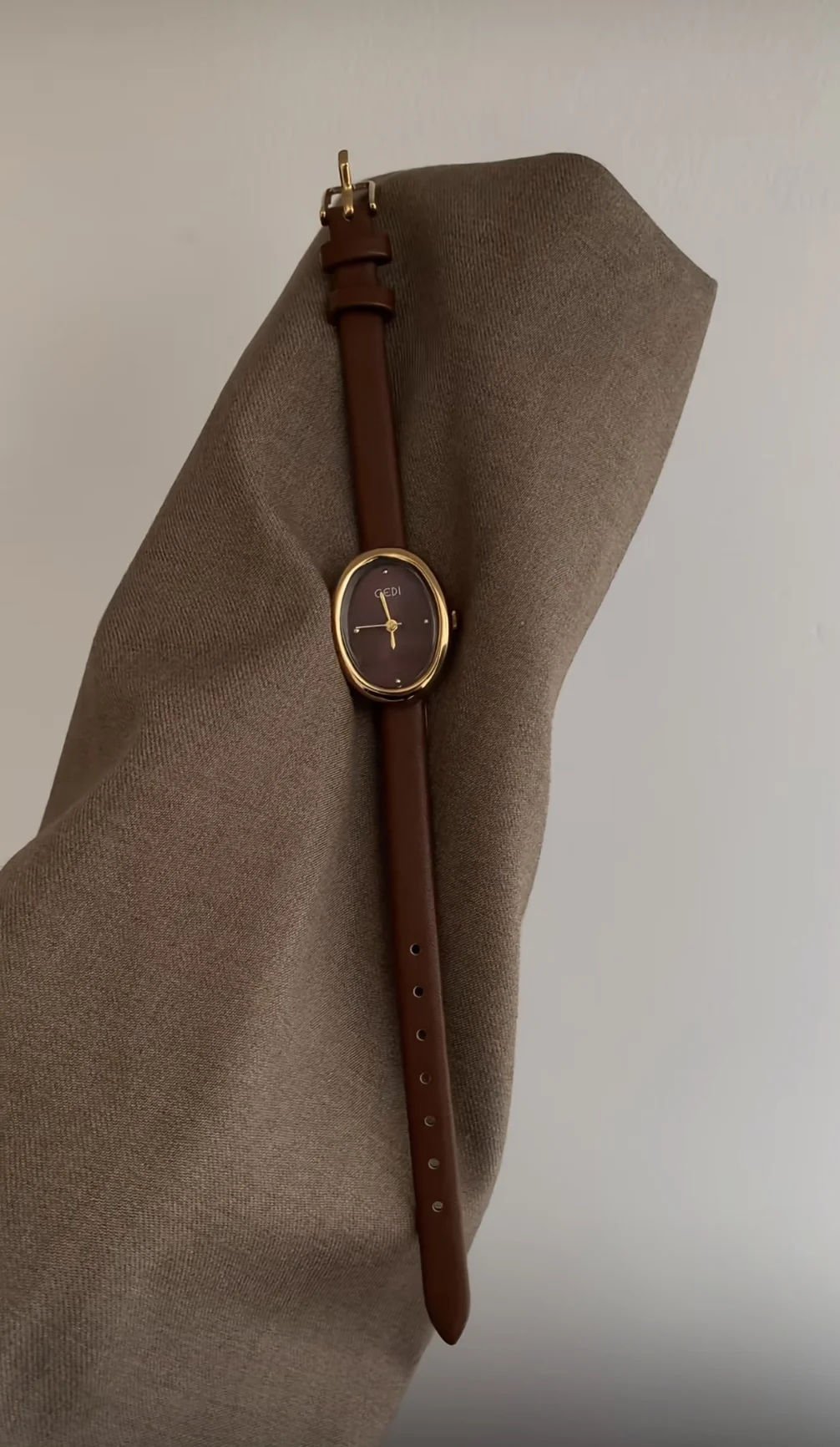 

Elegant Women'S Wristwatch, Reddish-Brown Vintage Oval Dial, Leather, Quartz Watch, Suitable For Women, Women'S Collection.