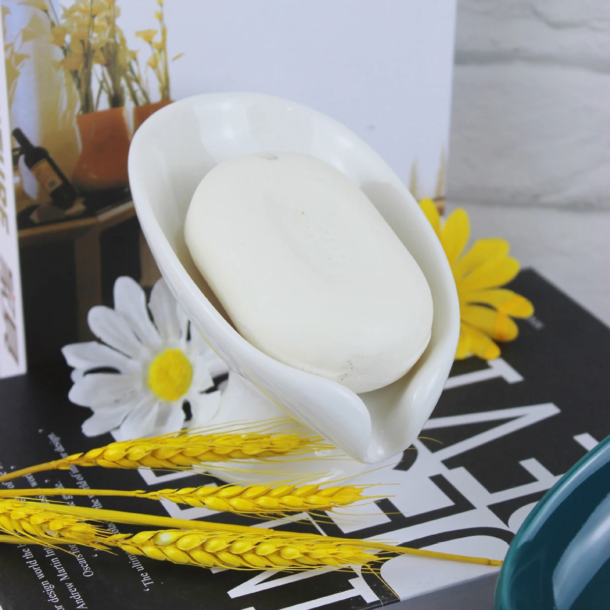 

Nordic Modern Simple Creative Ceramic Leaf Soap Box Bathroom Toilet Leaf Shape Soap Dish Soap Tray Vintage Bathroom Accessories