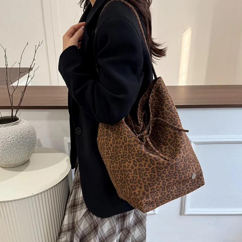 حقيبة ماسنجر نسائية رشيقة مع جلد ساتان كلاسيكي باراغواي أنيق وخفيف الوزن بتصميم يومي للركاب #2