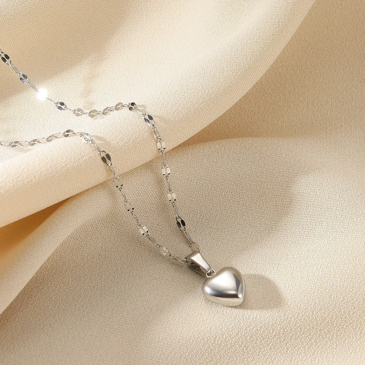 1pc simple love pendant necklace alloy material chain length 50cm suitable for daily occasions to send friends gifts.