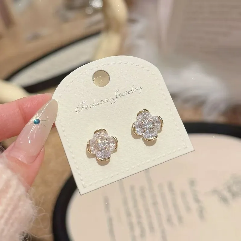 Pendientes de flor brillantes, de lujo ligero, sensación de alta gama, para hija de familia de riqueza, con tacto dorado, estilo fresco y exquisito.