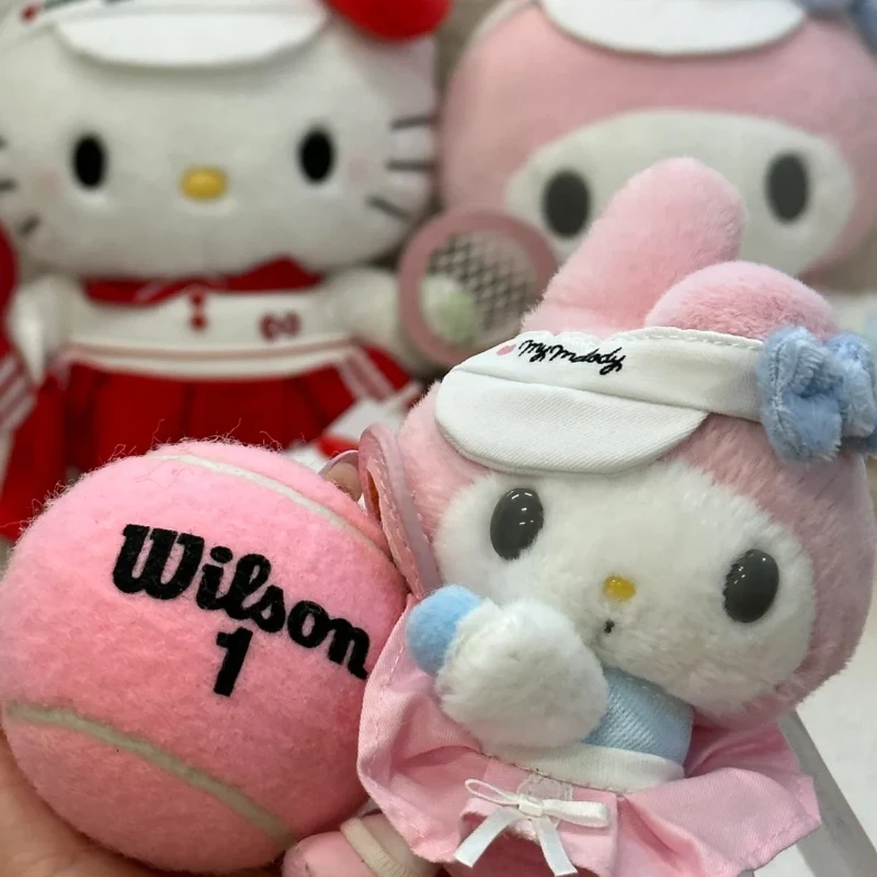 สถาบันเทนนิสซานริโอ เฮลโลคิตตี้ คุโรมิ เมโลดี้ ตุ๊กตากระต่ายดอกไม้ น่ารักและสนุกสนาน ของขวัญวันเกิดแฟนสาว อุปกรณ์เสริมสำหรับคู่รัก