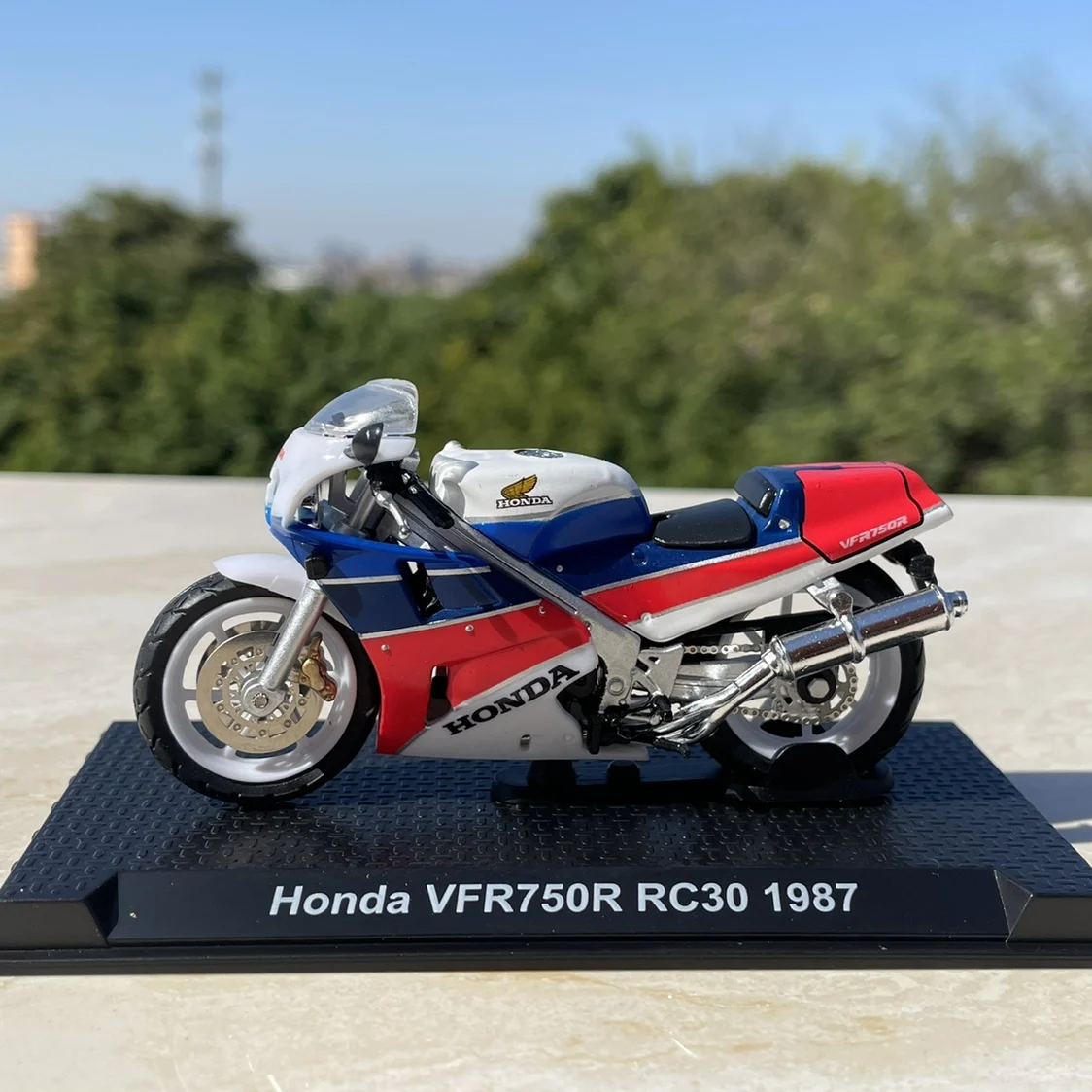 Diecast 1:24 Scale Honda VFR750R RC30 1987 Motorcycle model Collectible Toy Gift Souvenir Display Ornaments