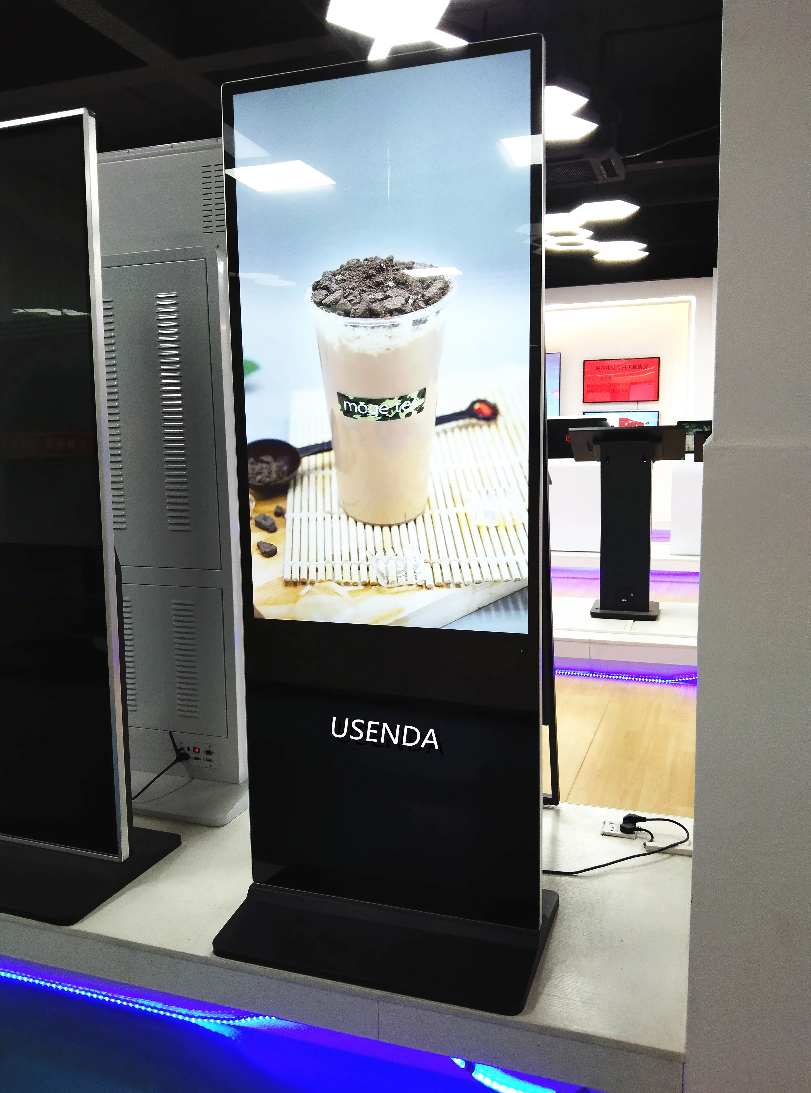 Layar Digital Signage LCD Totem Android Wifi 55 Inci dengan Stand Lantai
