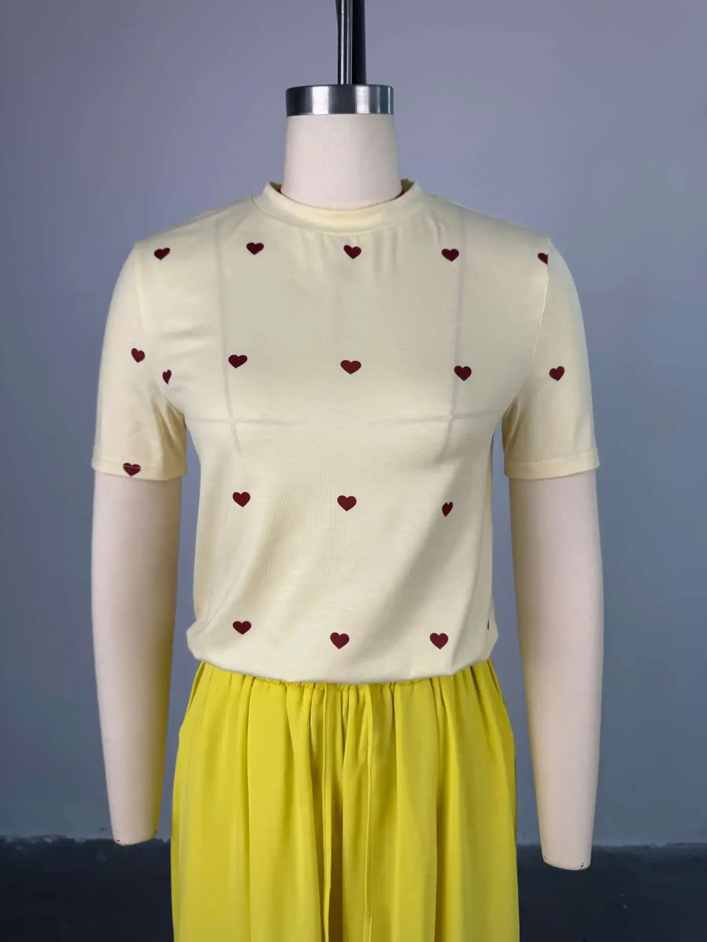 طقم سراويل نسائية صيفية جديدة موديل 2025 مكونة من قطعتين ورقبة دائرية وأكمام قصيرة وواسعة الساق