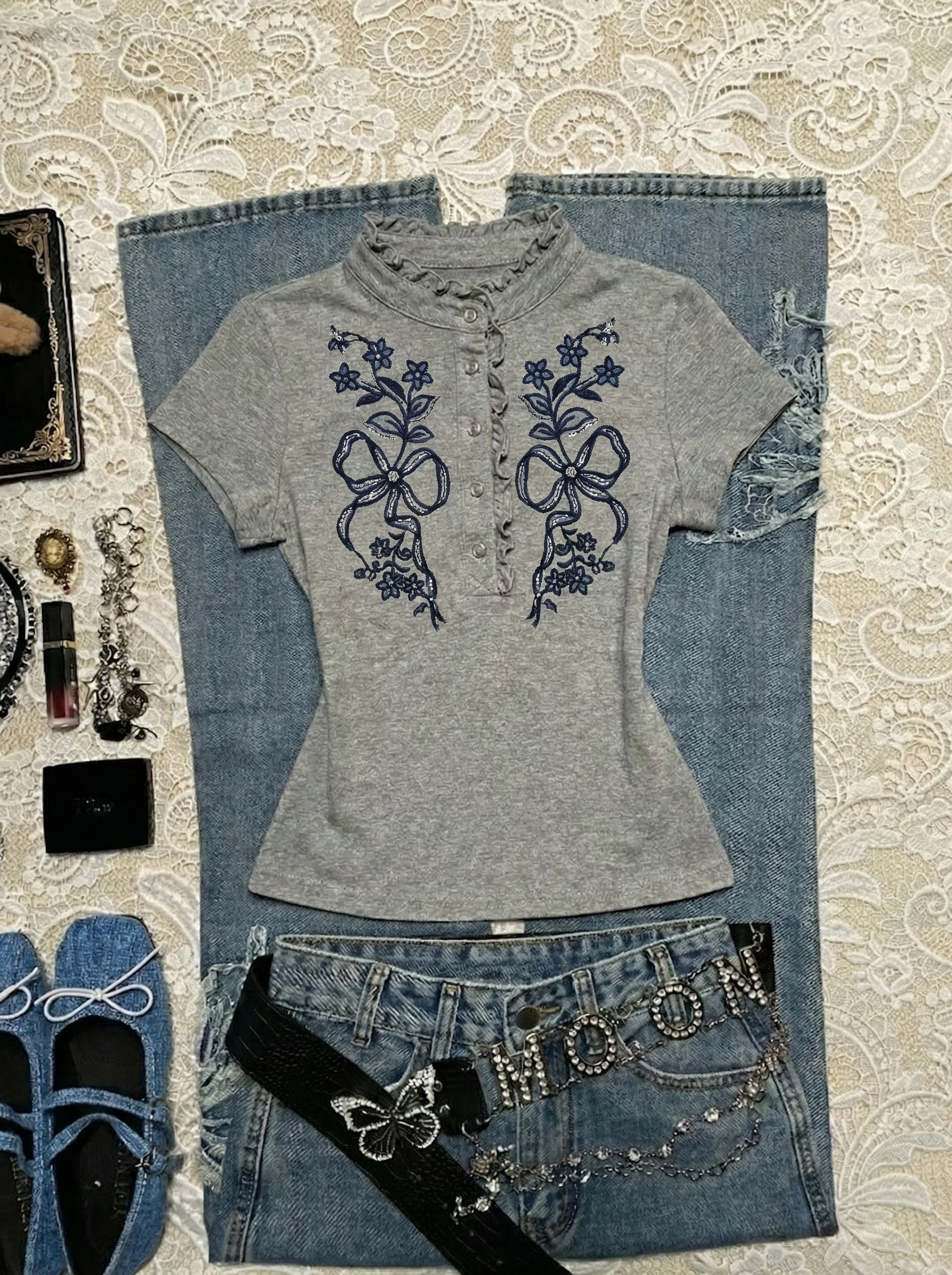 Camiseta de manga corta bordada gris original Boya Girl para mujer, diseño de verano con cintura ajustada, top único con hombros marcados, algodón vintage.