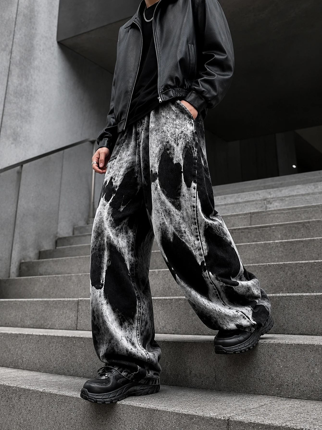 Herrenhose in Schwarz-Weiß mit abstraktem Print, locker geschnitten, lässige Hose mit weitem Bein, Streetwear-Hose, Y2K Hip-Hop-Mode – Detail 3