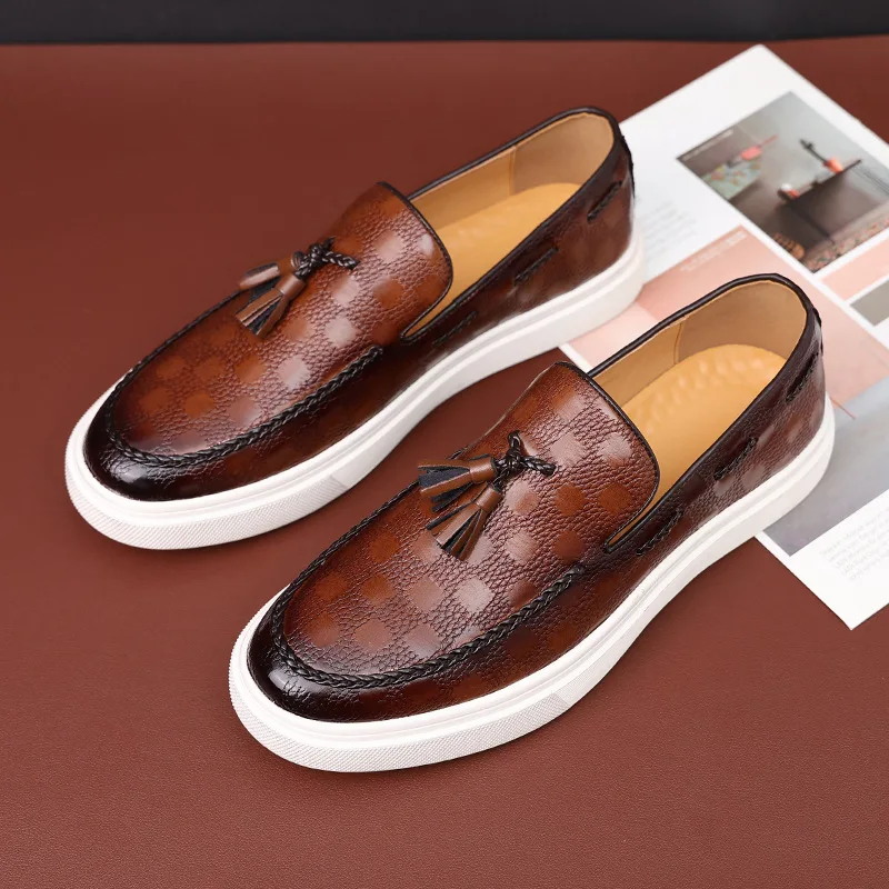 Fashion Men's Casual Leather Shoes Outdoor Flats Retro British Style Loafers Comfortable Driving Shoes Tassels Slip on Men Shoes