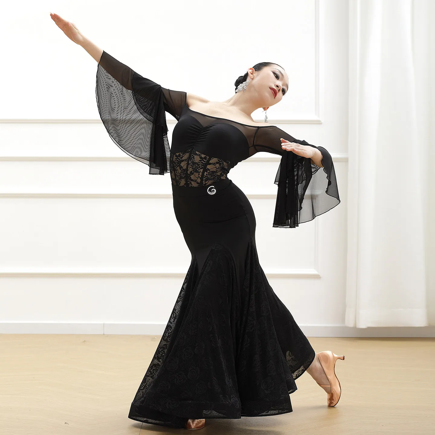 

2026 Ballroom Dance Competition Clothing For Women One Neck Lace Tops Pleated Fishbone Skirt Adult Modern Dance Costumes XH4689