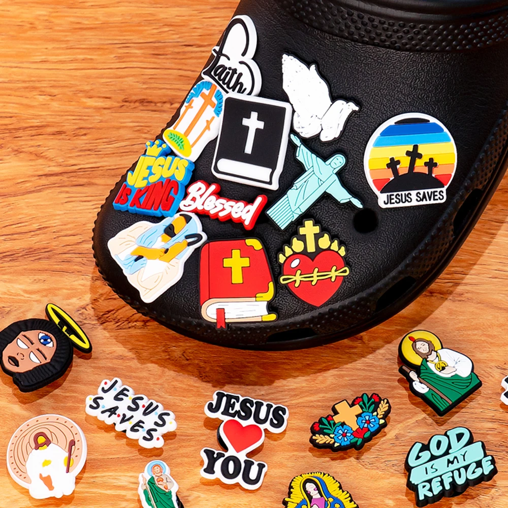 1 stücke PVC Religiöse Jesus Clog Schuh Charms Heilige Bibel Schuh Dekorationen Pins für Frau Männer Party Favor Geschenke DIY clips Zubehör – Detail 3