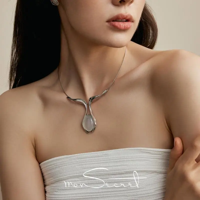 Niche design new collar white electroplated exquisite necklace