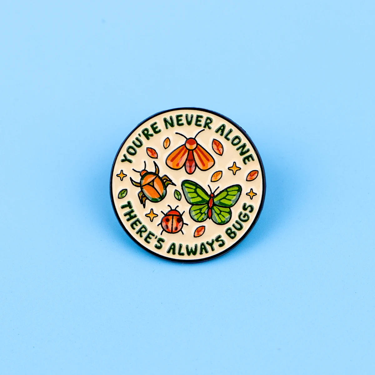 Du bist nie allein, es gibt immer Käfer – Emaille-Pin, niedliche Insekten-Brosche, Anstecknadeln, Abzeichen für Rucksack, Modeschmuck, Geschenke für Freunde – Detail 3