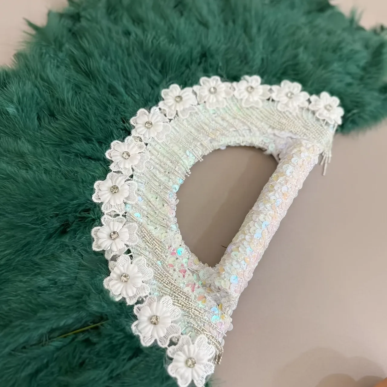 عروس الزفاف تحمل مروحة، ومراوح كرات مكياج الهالوين وعيد الميلاد، ومحبي التلفزيون والأفلام