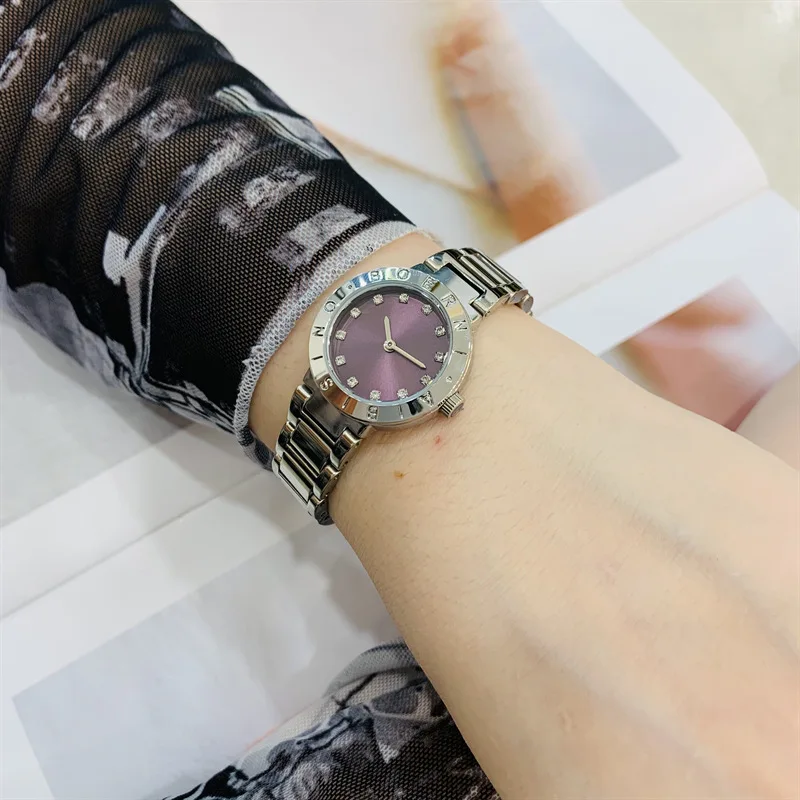 ساعة نسائية بقرص صغير، لون ذهبي رائع، ساعة نسائية ذات علامة تجارية، اختيار راقي من الساعات لهدايا نسائية.