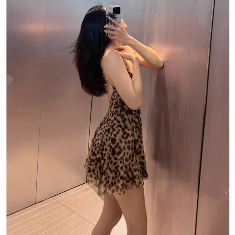 MUJER 2025 تول فستان قصير امرأة ليوبارد طباعة زلة فستان المرأة مثير عارية الذراعين فساتين قصيرة للنساء ثنيات فساتين الحفلات