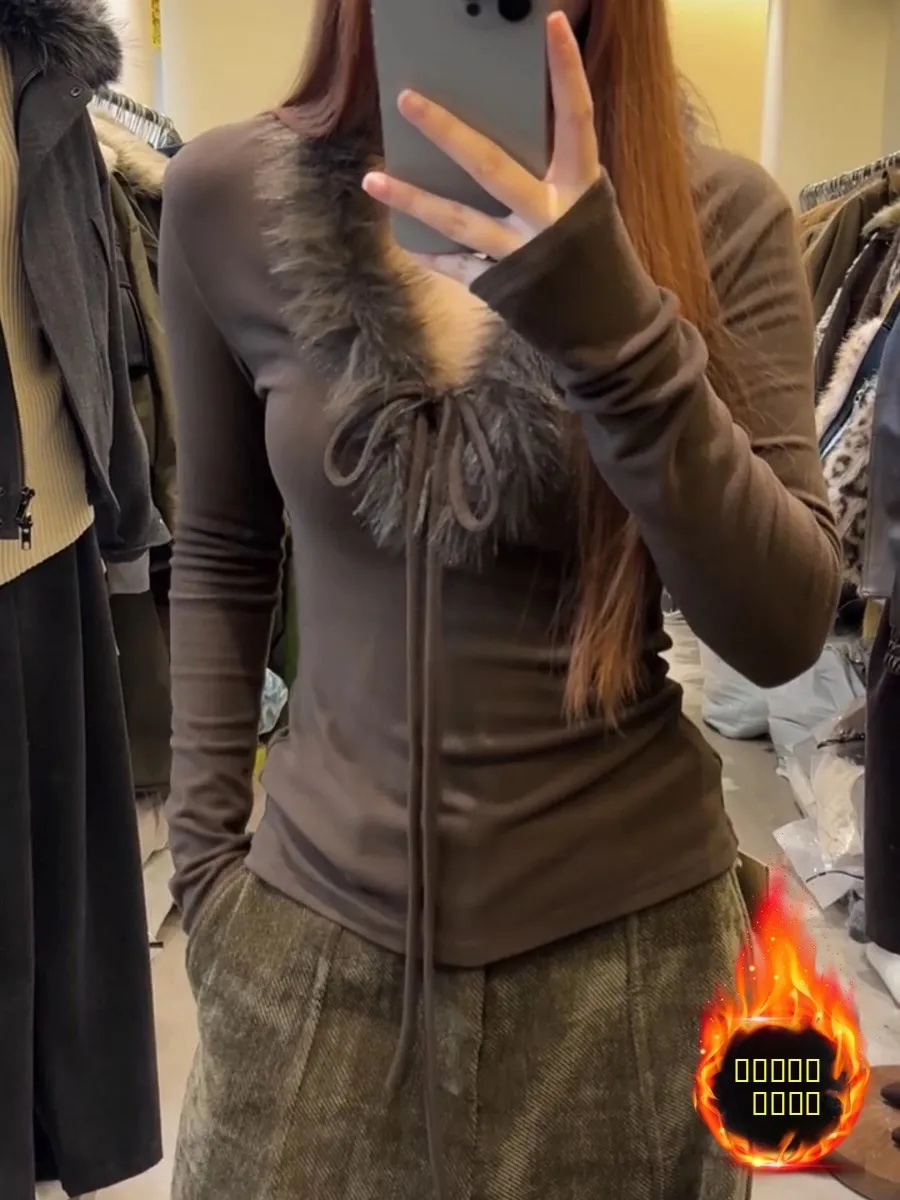 Modna koszulka plus size z dekoltem w serek, dopasowany krój, długi rękaw, jesienno-zimowy design, ciepła, wyszczuplająca, czysta elegancja.