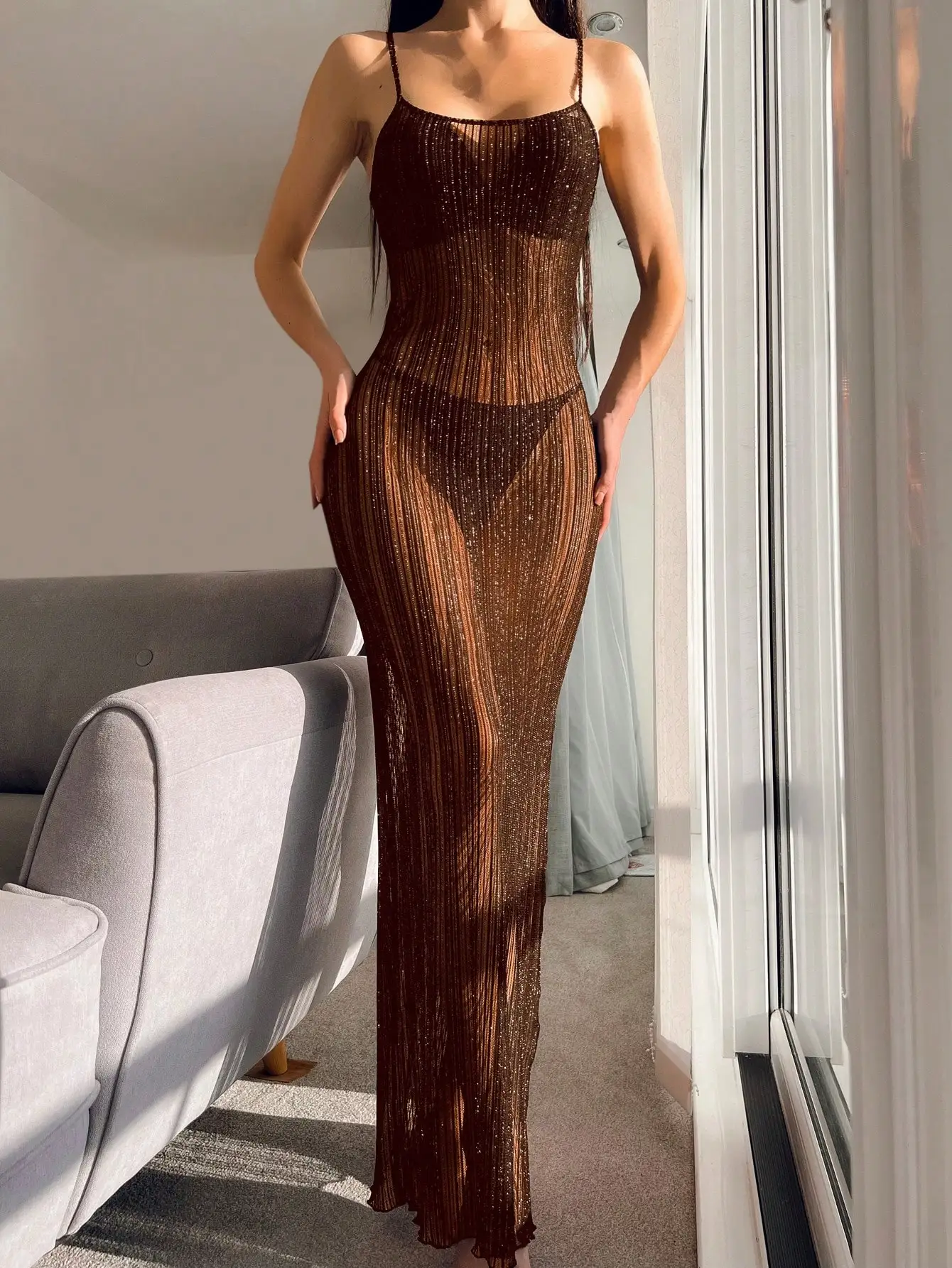 

Блестящее полупрозрачное макси-платье с высоким разрезом и комплектом бикини-стрингов для пляжного летнего отдыха