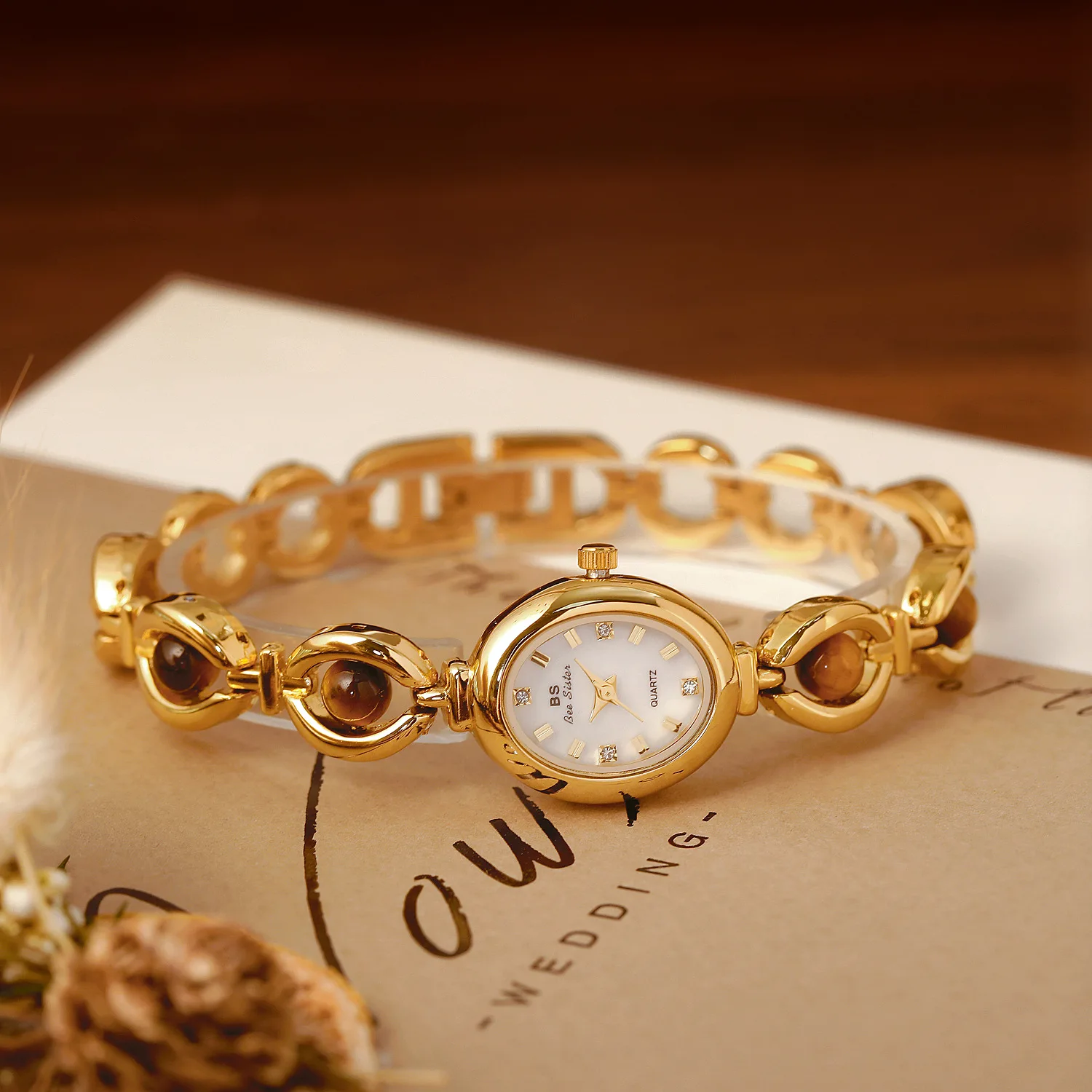 2025 جديد إمرأة البيضاوي ساعة كوارتز سوار عين النمر الطبيعي خمر ساعات ذهبية مقاوم للماء فستان على مدار الساعة