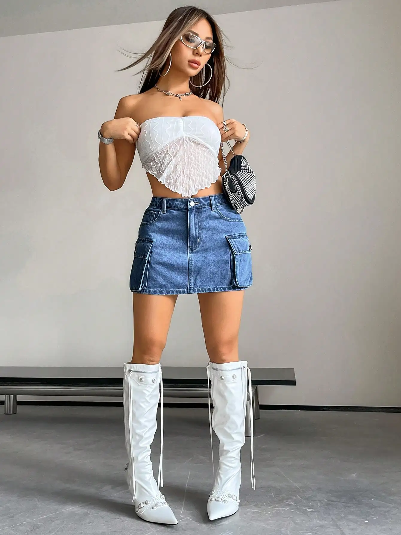 

Женская джинсовая мини-юбка с карманами-клапанами