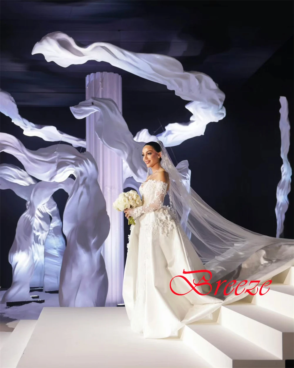 맞춤 제작된 우아하고 고급스러운 꿈꾸는 로맨틱 웨딩드레스 	 화이트 새틴 아플리케 플리츠 웨딩 파티 A라인 롱 드레스