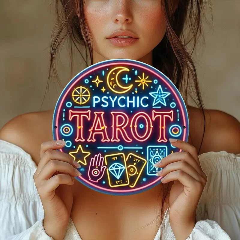 Une enseigne néon avec une carte de tarot spirituelle - une enseigne ronde en bois avec des symboles mystérieux, des étoiles et des lunes.
