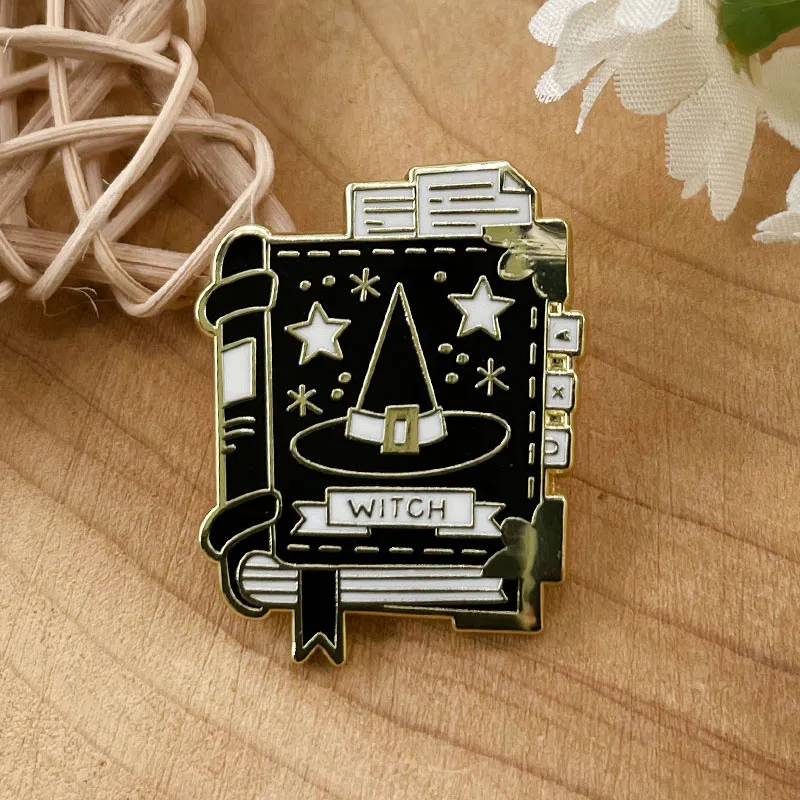 Broche de bruja de libro de magia oscura, Pin literario, insignia de estilo de fantasía, elección para entusiastas de la brujería, accesorios de Metal únicos