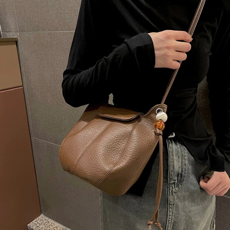 Bucket Type Solid Pu Sewing Thread Crossbody Bags 2024 Hot Sale New Soft Flap Pocket Bags Interior Compartment Women\'s Handbags