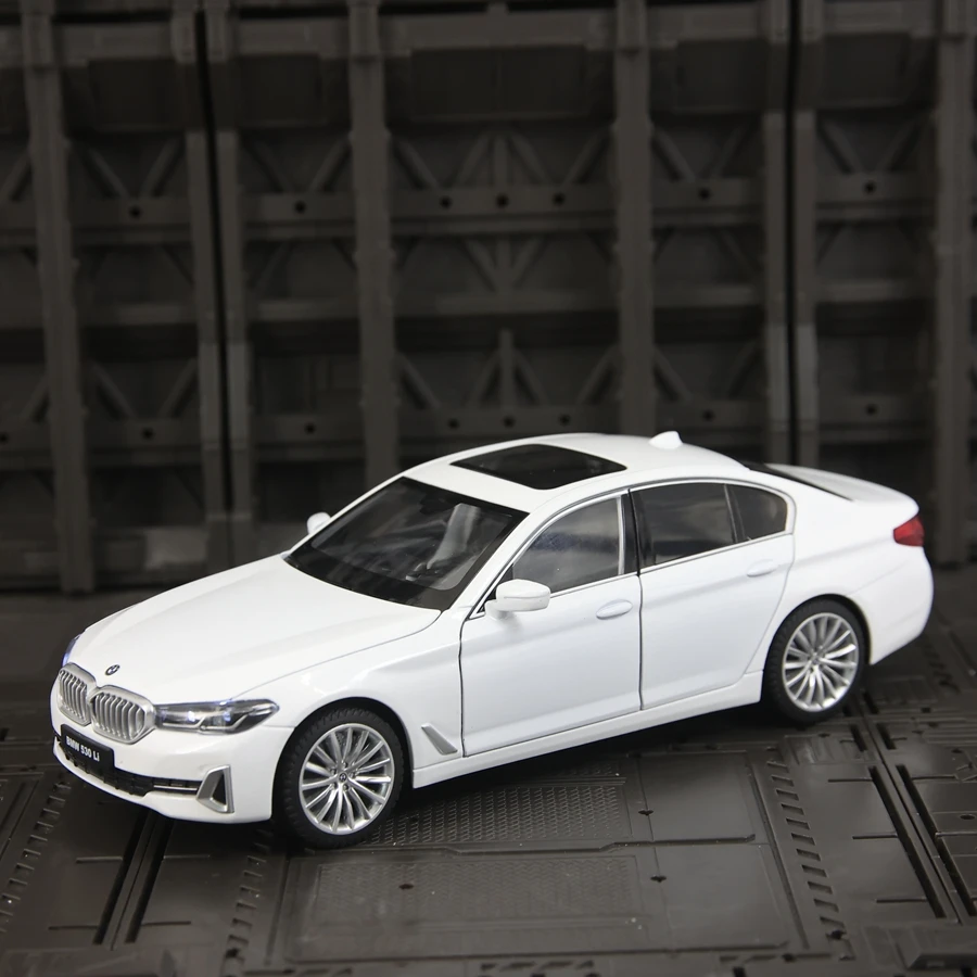 Simulación 1:24 del modelo de coche de aleación 530Li con piezas decorativas, puertas y capó del motor, maletero que se puede abrir, sonido y luz