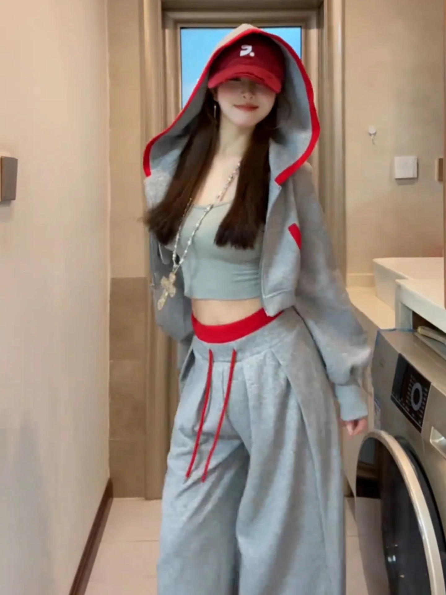 طقم نسائي أنيق للخريف مكون من سترة رمادية بقلنسوة وبنطلون واسع الساق بخصر مرتفع وتصميم برباط #1