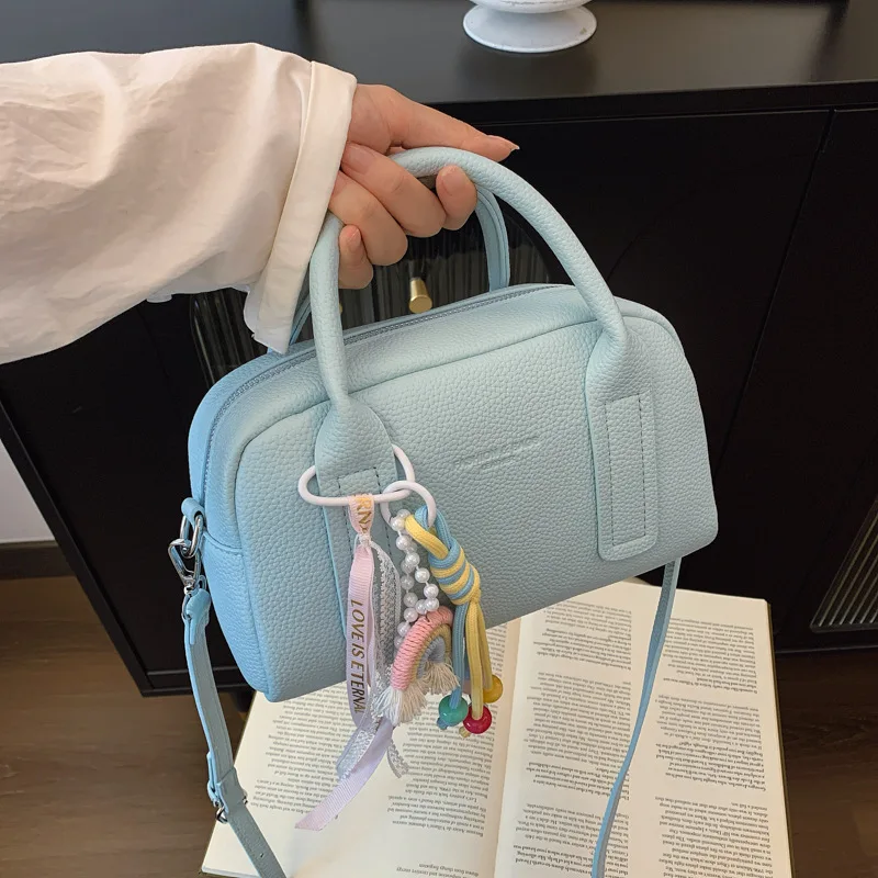 

Лето 2025 г., текстурированная сумка для боулинга для женщин, модная подушка через плечо, модная сумка через плечо, уникальный шик