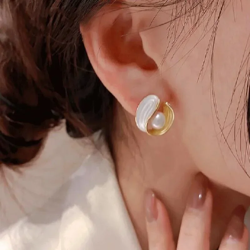 White Enamel Pearl Stud Earrings Vintage French Design Unusual Earrings for Women Minority Korean Fashion Ear Jewelry