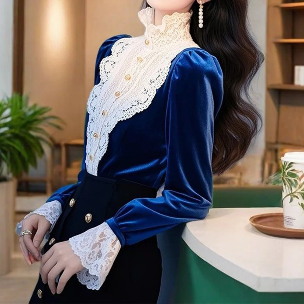 Unieke blauwe fluwelen top dames 2025, lente buitenlandse stijl, slanke afslankende kanten stiksels, binnenbasislaag