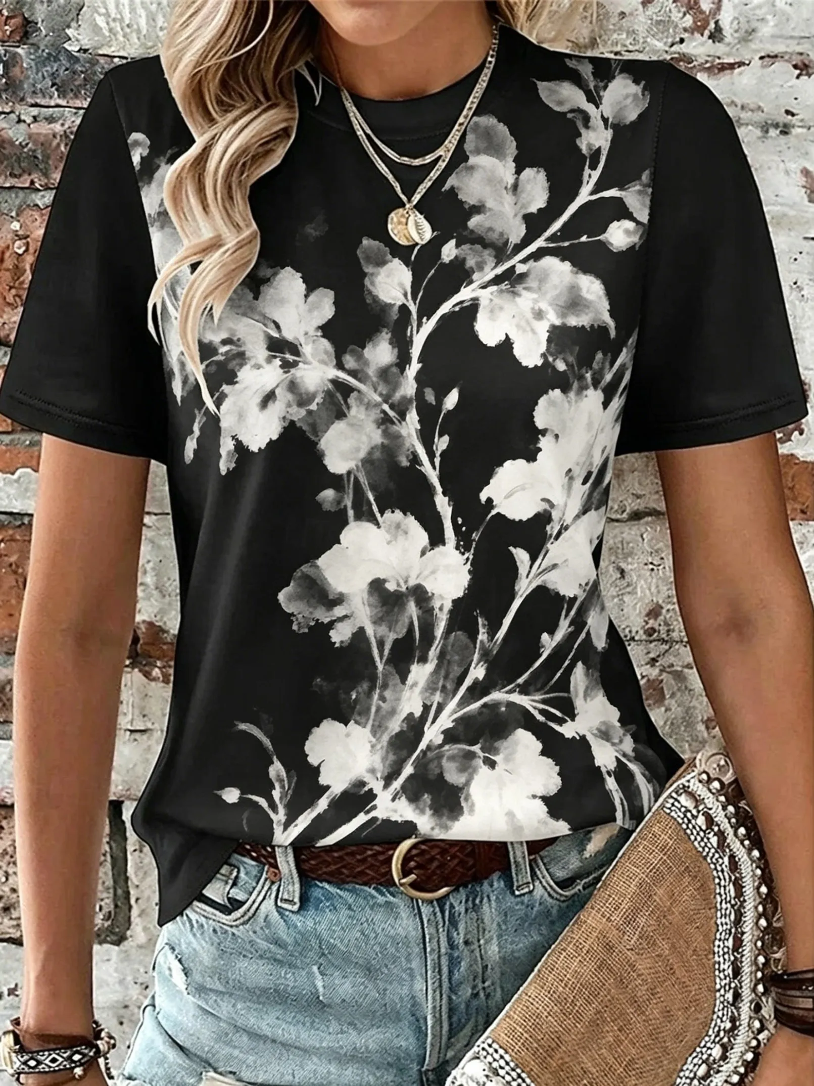 Women's Gradient Feather Print Crew Neck T-Shirt, Casual Short Sleeve Tops, Stylish Daily Wear for Spring & Summer