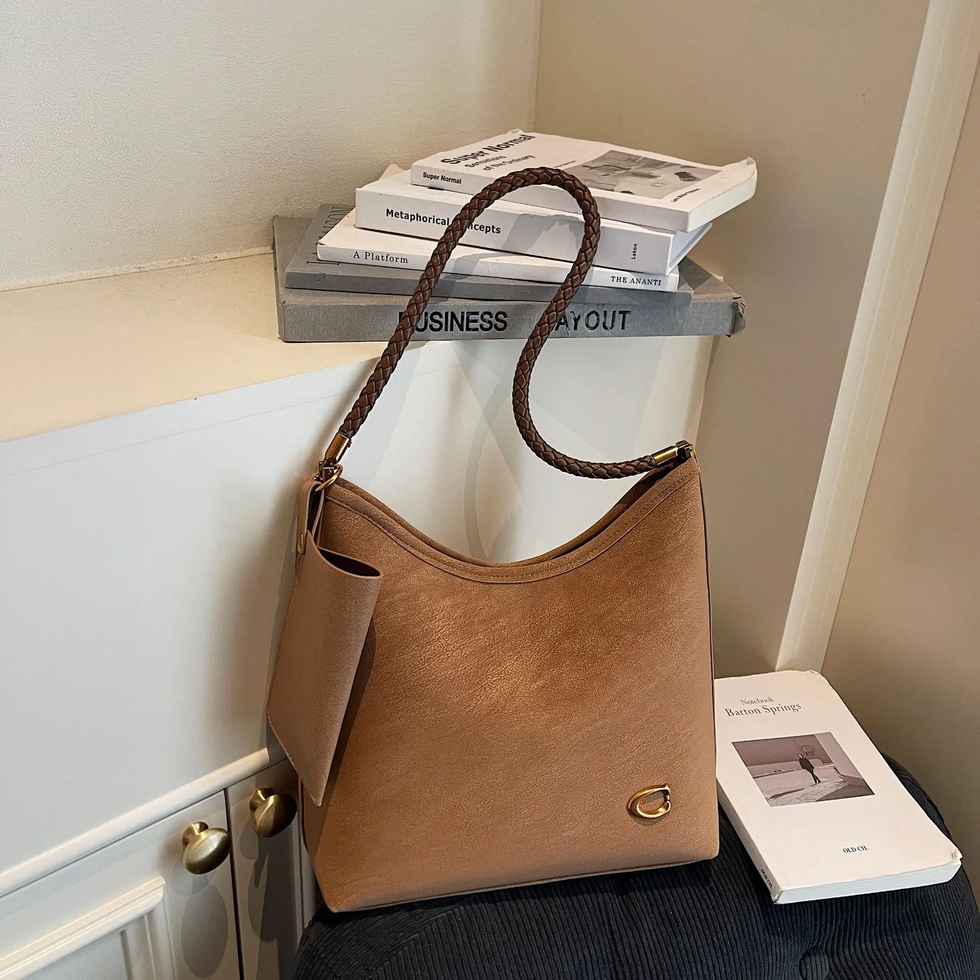 

Retro Fashion Casual Women's Bags, Large-capacity Trend Loose Shoulder Bags, Simple and Versatile Foreign Handbags