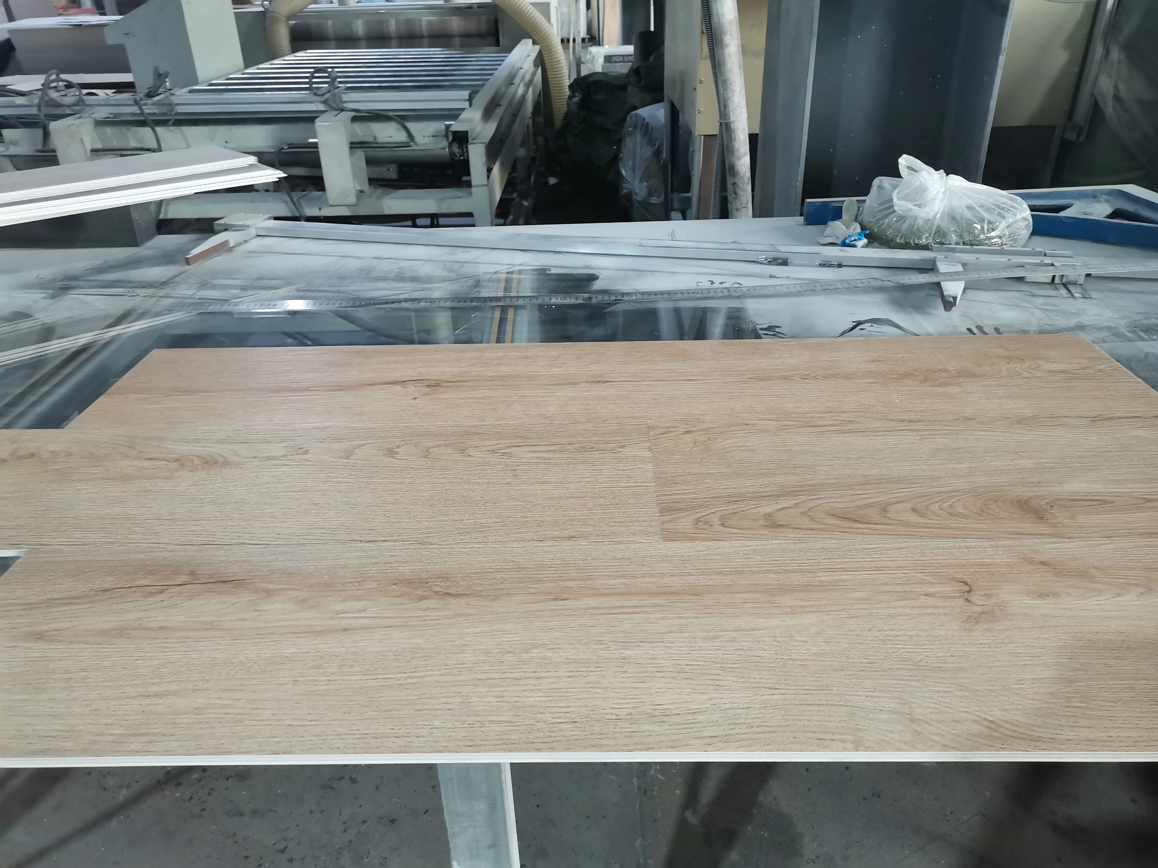 البلاستيك Spc لوح الخشب الحبوب الحجر البلاستيك مركب الأرضيات طلاء الأشعة فوق البنفسجية مقاوم للماء أرضية الفينيل انقر فوق أرضيات SPC