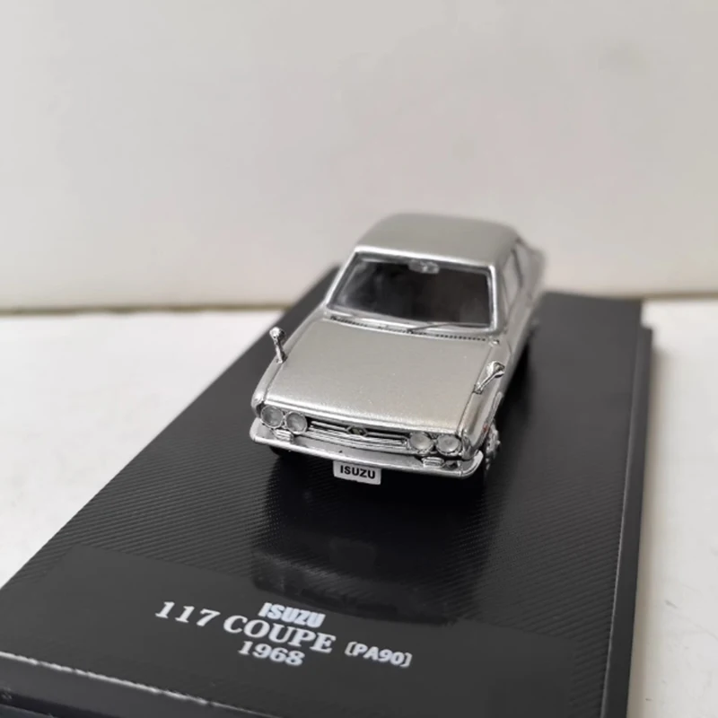 

DEA 1/64 Scale ISUZU 117 COUPE PA90 1968 Alloy Simulation Car Model Static Collection Decorated Holiday Toys Souvenir Gift