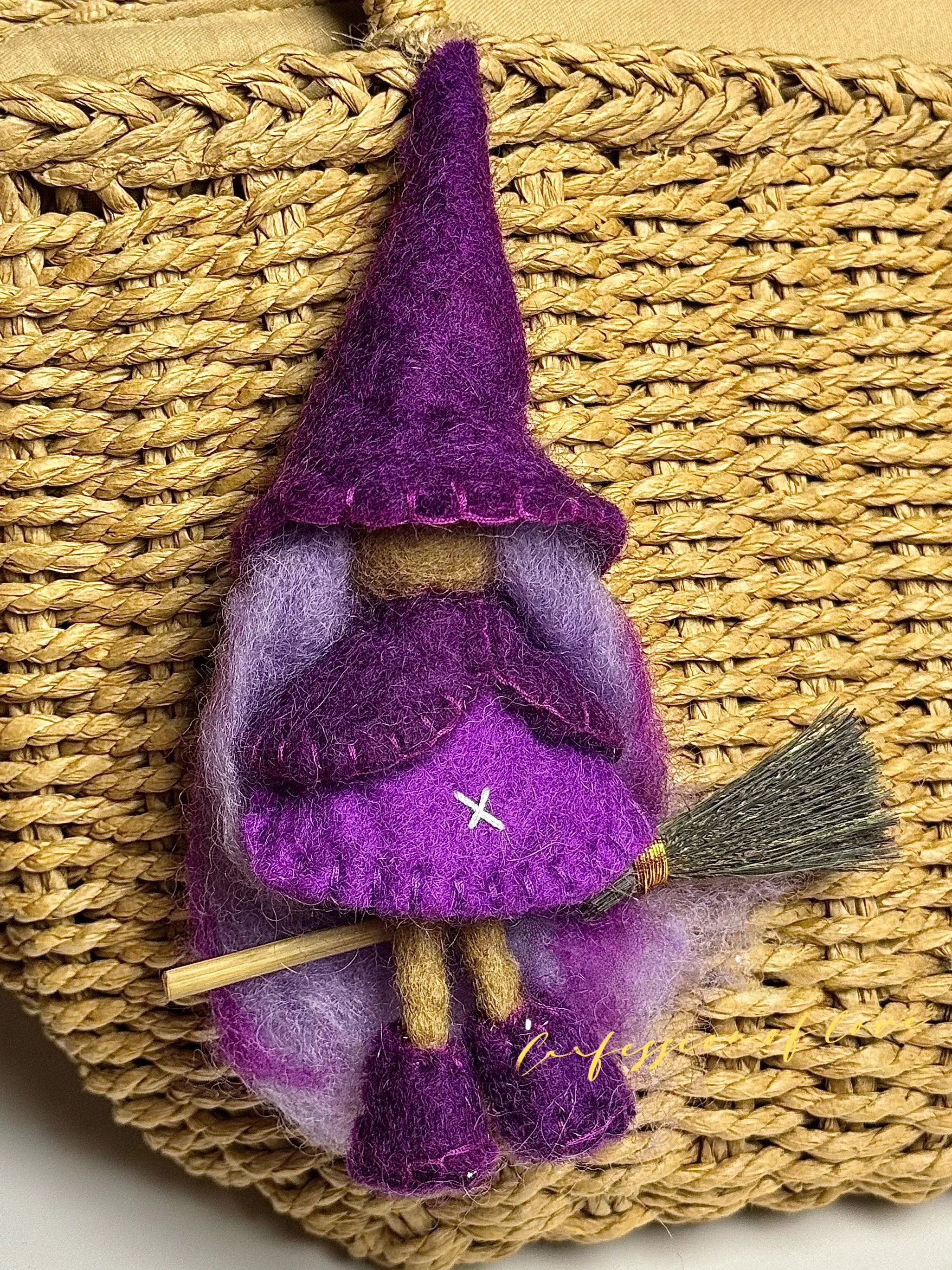 chaveiro-artesanal-de-feltro-de-la-pingente-exquisito-de-boneca-bruxa-magica-acessorio-para-bolsa-puro-artesanato-da-regia