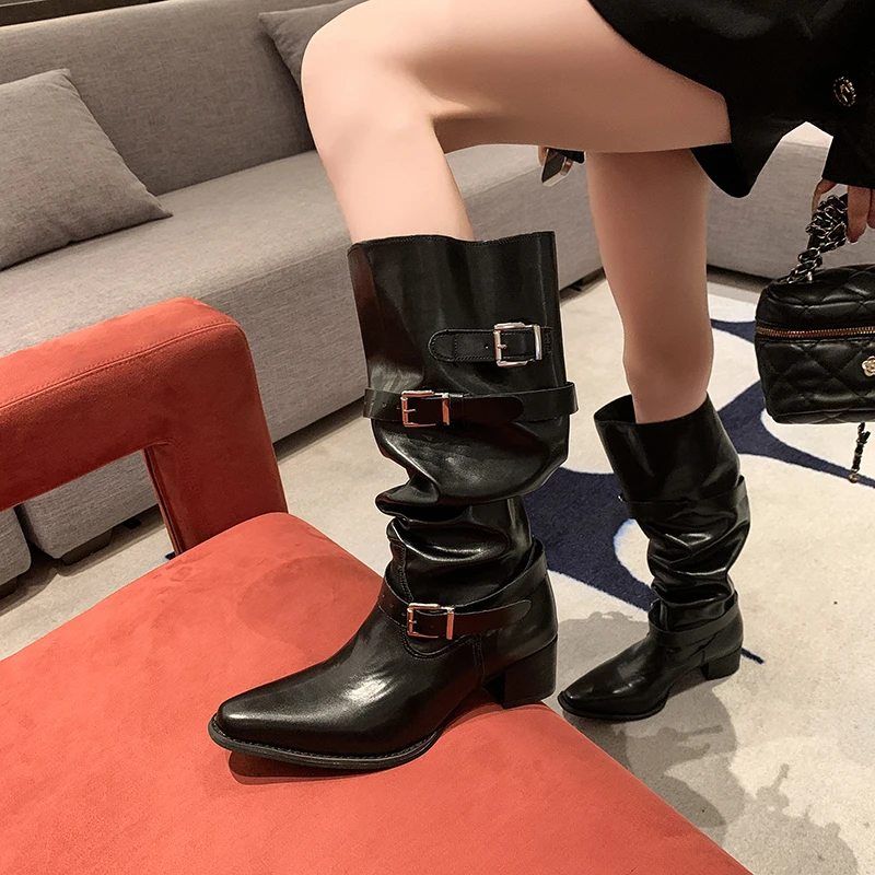 Botas hasta la rodilla para mujer, colección primavera/verano 2026, de ante, con punta afilada y tacón grueso.