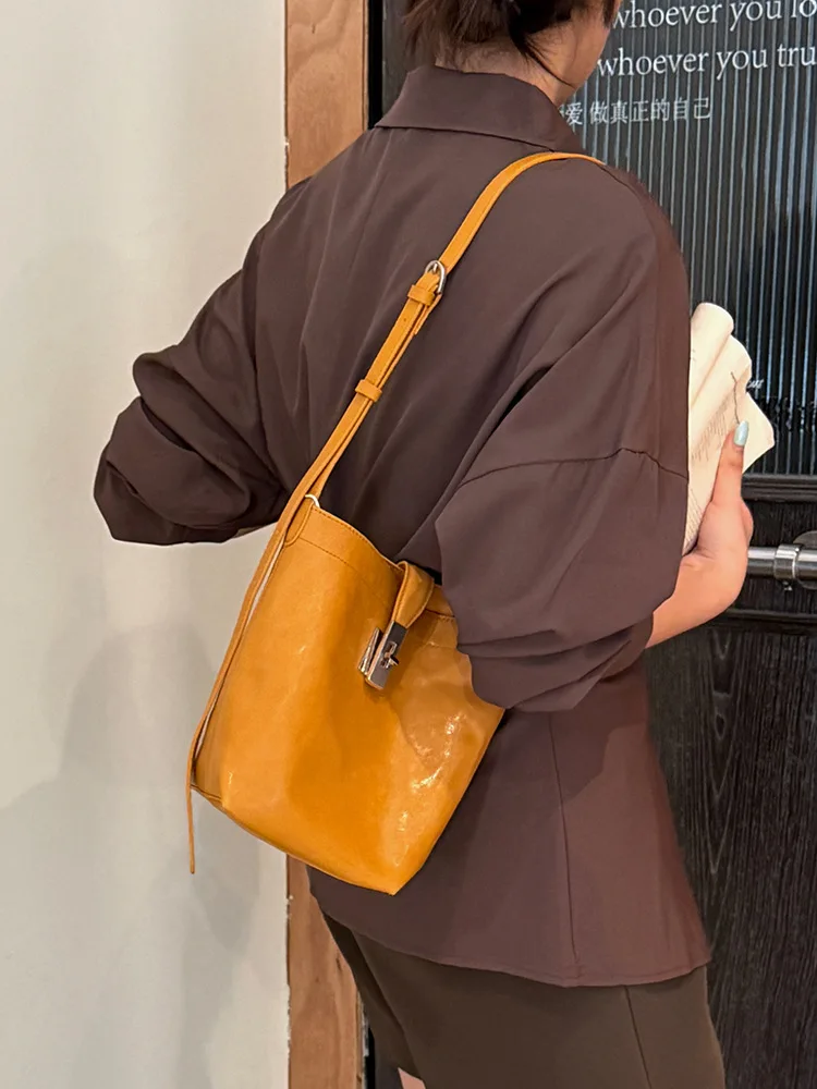 

Korean Version Retro Bucket Bag New Top-Grain Leather Shoulder Bag Women's Underarm Bag Casual Commuter Crossbody Bag