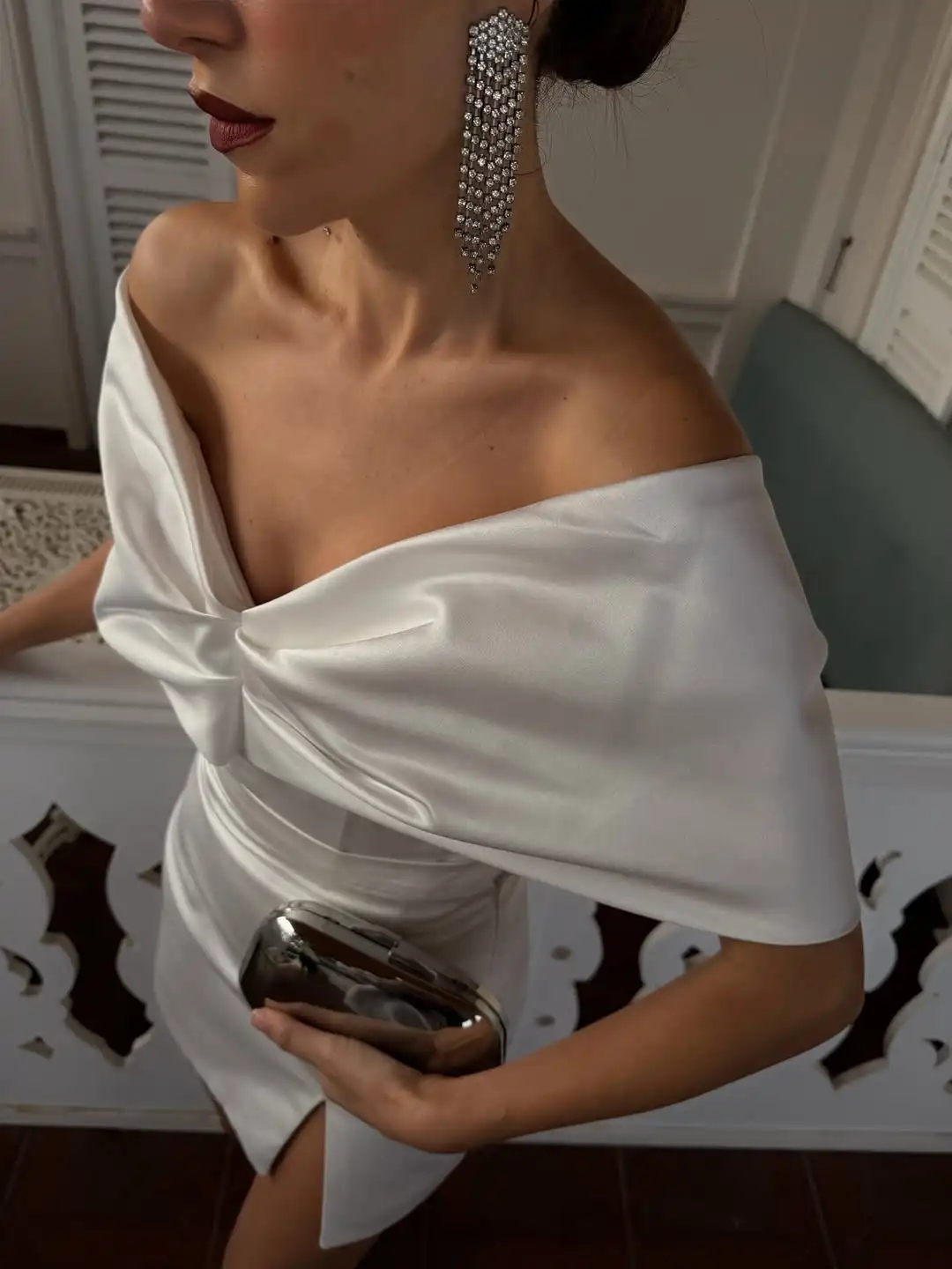 화이트 슬릿 폴드 오프숄더 미니 드레스 허리 조임 여성 우아한 백리스 핏 숏 로브 2026 봄 이브닝 파티 드레스