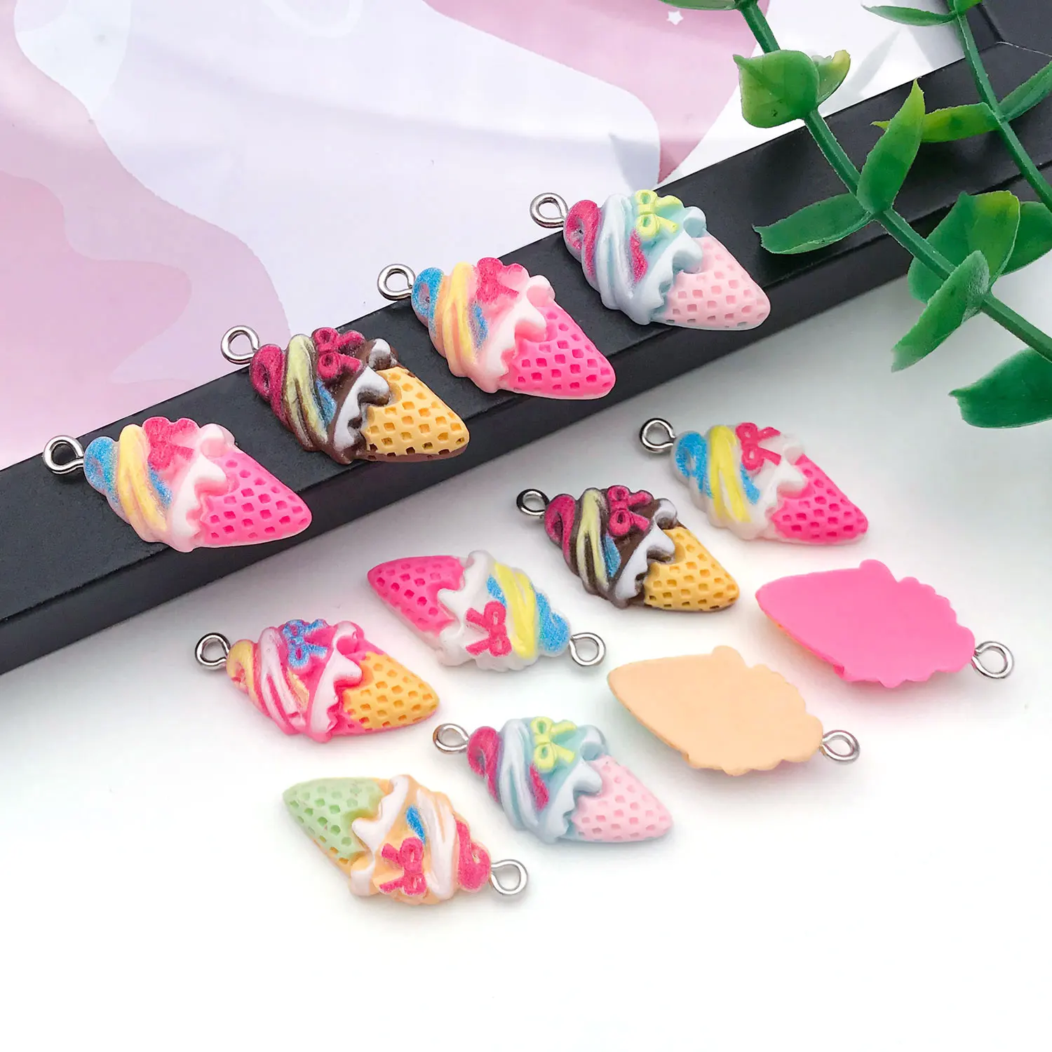 12 ciondoli realistici a cono di gelato - pendenti da dessert in resina per gioielli fai da te e decorazioni per la custodia del telefono