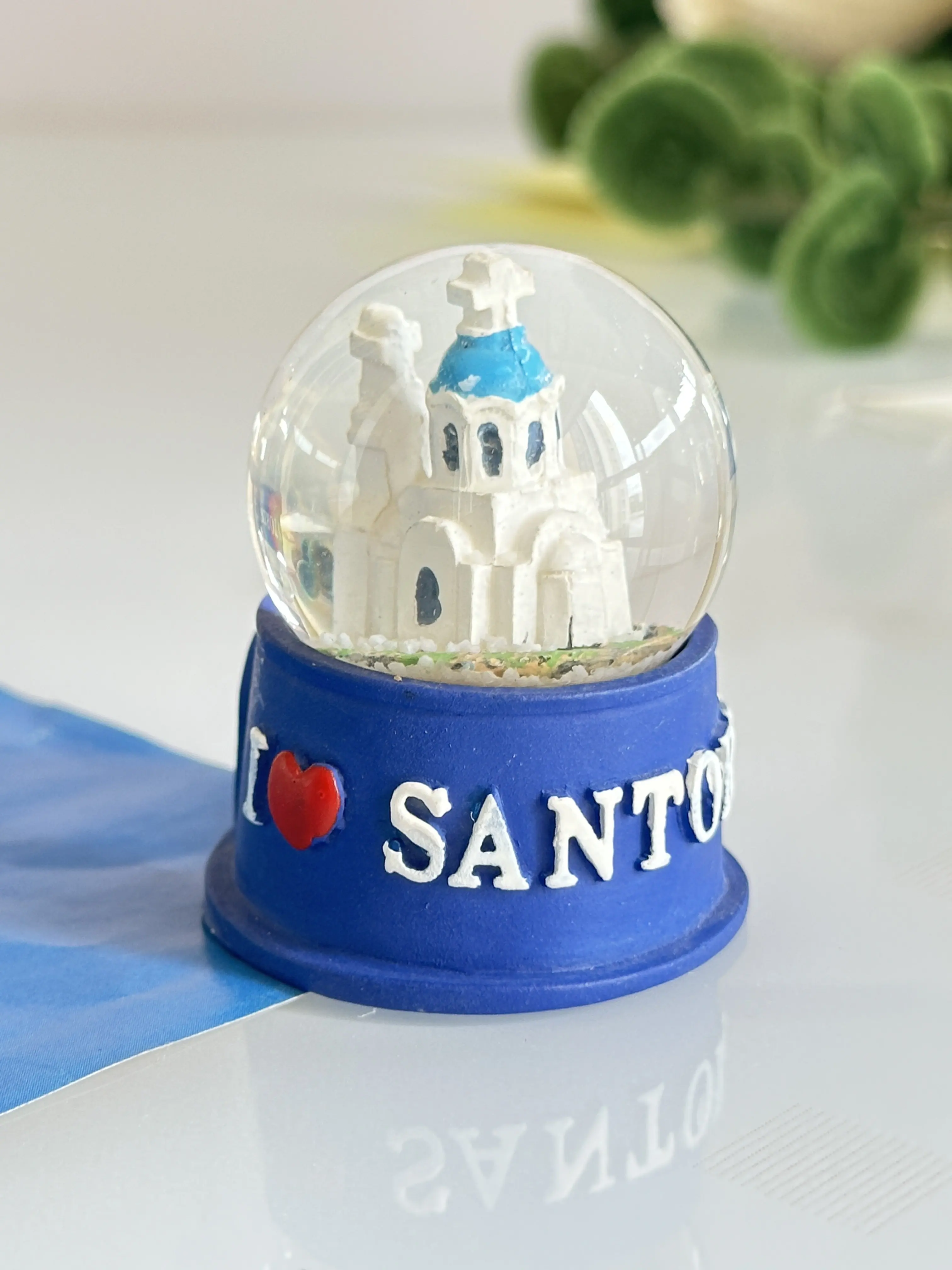 Détail du village blanc dans la boule de Santorin