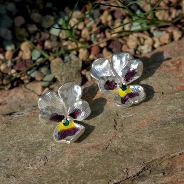 

Серьги-цветы, объемные, с цветной эмалевой глазурью.